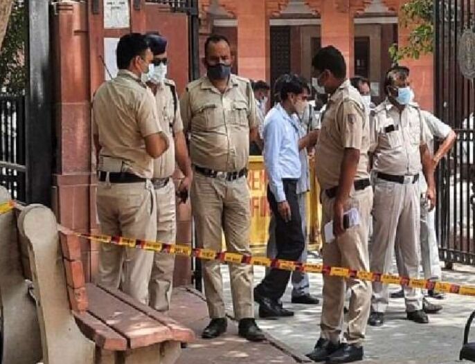 सुप्रीमकोर्ट के सामने आत्मदाह-2 पुलिस अफसरों पर कार्यवाही की गाज