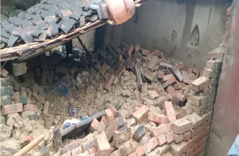 बारिश की मार से गिरा मकान-मलबे में दबने से महिला की मौत-मचा कोहराम