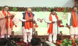 सीएम के सामने नहीं चली- नो रिपीट के फार्मूले पर नई कैबिनेट ने ली शपथ सीएम के सामने नहीं चली- नो रिपीट के फार्मूले पर नई कैबिनेट ने ली शपथ