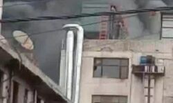 फैक्ट्री में लगी आग से इलाका हुआ धुआं धुआं-दमकल मौके पर फैक्ट्री में लगी आग से इलाका हुआ धुआं धुआं-दमकल मौके पर