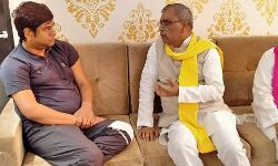 राजभर और मुकेश सहनी की मुलाक़ात के बाद सियासी खेमे में हलचल राजभर और मुकेश सहनी की मुलाक़ात के बाद सियासी खेमे में हलचल