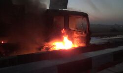 धू धूकर जला ट्रक -चालक ने कूदकर बचाई जान धू धूकर जला ट्रक -चालक ने कूदकर बचाई जान