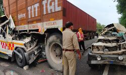 काला शनिवार-कंटेनर में घुसी एंबुलेंस- दो लोगों की मौत, 3 घायल काला शनिवार-कंटेनर में घुसी एंबुलेंस- दो लोगों की मौत, 3 घायल