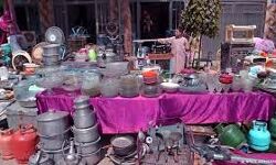 लोग खाने के लिए बेच रहे है घर का सामान लोग खाने के लिए बेच रहे है घर का सामान
