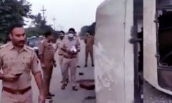 डिवाइडर से टकराई महिलाओं से भरी बस-एक युवती की मौत-मचा कोहराम डिवाइडर से टकराई महिलाओं से भरी बस-एक युवती की मौत-मचा कोहराम