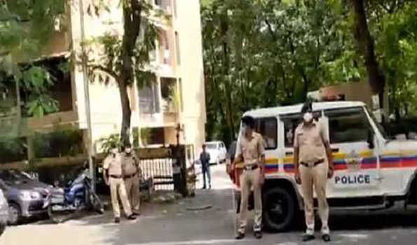 EX सांसद के घर के बाहर पुलिसकर्मियों का भारी बंदोबस्त