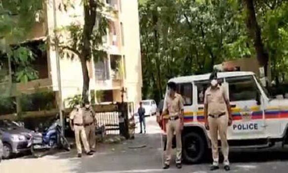 EX सांसद के घर के बाहर पुलिसकर्मियों का भारी बंदोबस्त