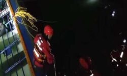यात्री जहाज के पलटने से आठ लोगों की मौत, सात लापता