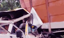 खड़ी कंटेनर में घुसी एंबुलेंस- दो मरे- तीन घायल खड़ी कंटेनर में घुसी एंबुलेंस- दो मरे- तीन घायल