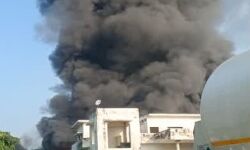 प्लास्टिक फैक्ट्री में आग-उठे धुएं के गुबार-चार कर्मचारी झुलसे