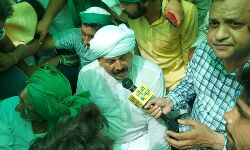 छपरौली में भाकियू के नरेश टिकैत ने जयंत चौधरी को दिया आशीर्वाद छपरौली में भाकियू के नरेश टिकैत ने जयंत चौधरी को दिया आशीर्वाद