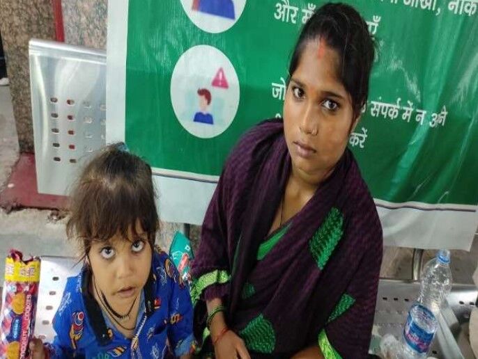 हुआ चमत्कार-ऊपर से गुजर गई रेल-जिंदा बच गए मां बेटे