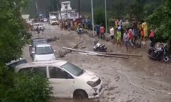 फटा बादल-मची तबाही-राहत कार्यों में जुटा प्रशासन फटा बादल-मची तबाही-राहत कार्यों में जुटा प्रशासन