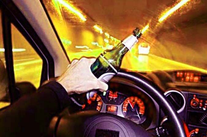 शराब पीकर चला रही कार- बेटी ने रोका- मां ने किया ऐसा- पुलिस को मारे लात-घूंसे शराब पीकर चला रही कार- बेटी ने रोका- मां ने किया ऐसा- पुलिस को मारे लात-घूंसे