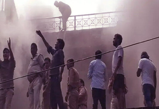 गोदाम में लगी भीषण आग-विस्फोट से तीन सिपाही घायल-लोगों को हटाया
