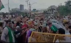 महिला किसानों ने हाईवे पर फोड़े मटके-किया जोरदार प्रदर्शन-लगाए नारे