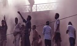 गोदाम में लगी भीषण आग-विस्फोट से तीन सिपाही घायल-लोगों को हटाया गोदाम में लगी भीषण आग-विस्फोट से तीन सिपाही घायल-लोगों को हटाया