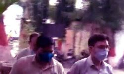 लेखपाल जेब में घूंस रहा था ठूंस-पड़ गया छापा-कर लिया रंगे हाथ गिरफ्तार लेखपाल जेब में घूंस रहा था ठूंस-पड़ गया छापा-कर लिया रंगे हाथ गिरफ्तार