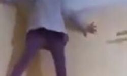 देखें वीडियो- कैसे मकड़ी की तरह दीवार पर चढ़ रही छोटी बच्ची