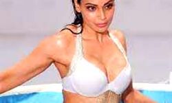 विपाशा बसु की अजनबी के 20 साल पूरे विपाशा बसु की अजनबी के 20 साल पूरे