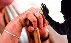 बेदर्द औलाद- जमीन के लालच में बेटे ने मां को बेरहमी से पीटा बेदर्द औलाद- जमीन के लालच में बेटे ने मां को बेरहमी से पीटा