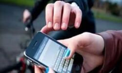 पहले लड़की से बोला आई लव यू-मोबाइल झपटकर हो गया उड़न छू पहले लड़की से बोला आई लव यू-मोबाइल झपटकर हो गया उड़न छू