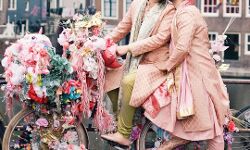 दो लड़कों ने रचाई शादी- पढ़े प्रेम कहानी- कैसे कर रहे दोनों किस