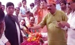 उद्घाटन को पहुंचे राज्यमंत्री को झेलनी पड़ी नाराजगी-लोगों ने किया विरोध उद्घाटन को पहुंचे राज्यमंत्री को झेलनी पड़ी नाराजगी-लोगों ने किया विरोध