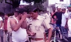 महिला शिक्षामित्र से दिनदहाड़े लूट-लोगों ने दिखाया साहस-बदमाश दबोचा