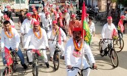 चरथावल कस्बे की गलियों में दौड़ी सपा की साईकिल