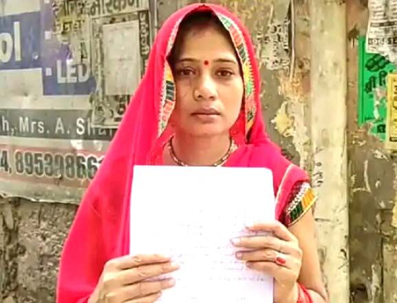 मुंह में ठूसा कपड़ा-गाने की आवाज की तेज-पत्नी को बेल्ट से पीटा मुंह में ठूसा कपड़ा-गाने की आवाज की तेज-पत्नी को बेल्ट से पीटा