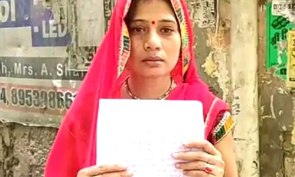 मुंह में ठूसा कपड़ा-गाने की आवाज की तेज-पत्नी को बेल्ट से पीटा