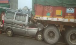 वेन और ट्रक में टक्कर-छह युवकों की मौत-पांच घायल