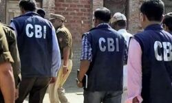 CBI का ठेकेदार के आवास पर छापा-खंगाला घर-मचा हड़कंप CBI का ठेकेदार के आवास पर छापा-खंगाला घर-मचा हड़कंप