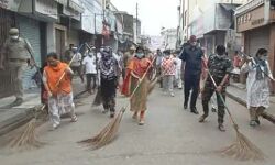 राज्यमंत्री को सड़क पर लगानी पड़ी झाड़ू-दूर तक भी नहीं दिखा कूड़ा राज्यमंत्री को सड़क पर लगानी पड़ी झाड़ू-दूर तक भी नहीं दिखा कूड़ा