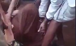 वैक्सीन से मौत का डर-नर्स को देख घर से भागी महिला-जबरन लगाई वैक्सीन वैक्सीन से मौत का डर-नर्स को देख घर से भागी महिला-जबरन लगाई वैक्सीन