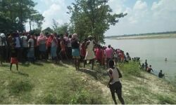 नदी में पलट गई नाव- पानी में समा गई 22 जान-एक शव बरामद नदी में पलट गई नाव- पानी में समा गई 22 जान-एक शव बरामद