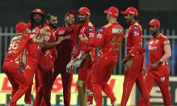 होल्डर की घातक गेंदबाजी से पंजाब 125 पर सिमटा होल्डर की घातक गेंदबाजी से पंजाब 125 पर सिमटा