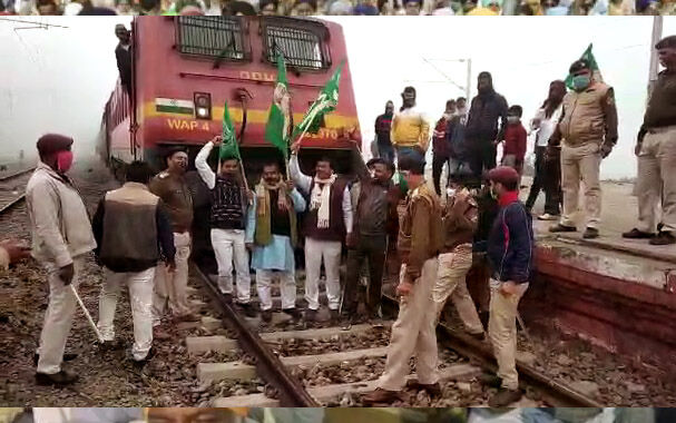 UP में भारत बंद का दिख रहा असर- किसानों ने रोकी ट्रेन