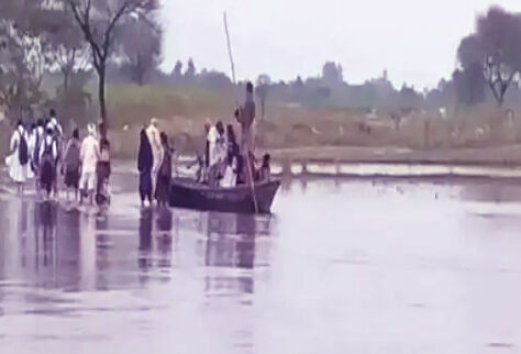 स्कूली बच्चों से भरी नाव नदी में पलटी-मचा कोहराम-बाल बाल बचे सभी