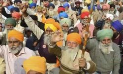 किसानों के भारत बंद से दिल्ली के चारो तरफ भयंकर जाम में फंसी पब्लिक किसानों के भारत बंद से दिल्ली के चारो तरफ भयंकर जाम में फंसी पब्लिक