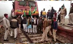 UP में भारत बंद का दिख रहा असर- किसानों ने रोकी ट्रेन