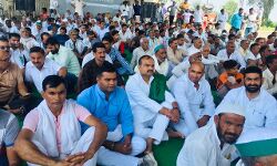 भारत बंद-रालोद ने नावला कोठी पर डाला डेरा-भरी हुंकार-रागनियां भी शुरू भारत बंद-रालोद ने नावला कोठी पर डाला डेरा-भरी हुंकार-रागनियां भी शुरू