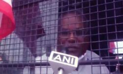 पुलिस के कई बैरीकेडस तोडे-पुलिस ने किसानों को लिया हिरासत में पुलिस के कई बैरीकेडस तोडे-पुलिस ने किसानों को लिया हिरासत में