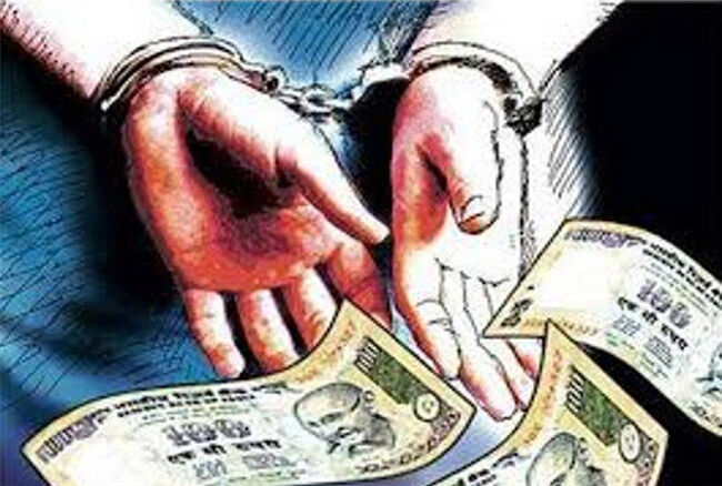 एक लाख रुपये रिश्वत लेते निरीक्षक गिरफ्तार