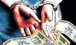 एक लाख रुपये रिश्वत लेते निरीक्षक गिरफ्तार एक लाख रुपये रिश्वत लेते निरीक्षक गिरफ्तार