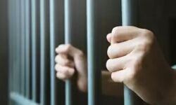 दिल्ली की मंडोली जेल में हंगामा-कैदियों ने किया खुद को घायल दिल्ली की मंडोली जेल में हंगामा-कैदियों ने किया खुद को घायल