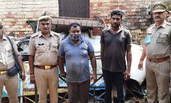 शहर से निकलकर गांव में पहुंचा वाहन काटने का धंधा-दो गिरफ्तार शहर से निकलकर गांव में पहुंचा वाहन काटने का धंधा-दो गिरफ्तार