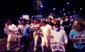 कांग्रेस कार्यकताओं ने सिब्बल के घर पर किया प्रदर्शन