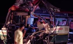 एक्सप्रेस-वे पर ट्रक से टकराई रोडवेज बस, उड गये बस के परखच्चे एक्सप्रेस-वे पर ट्रक से टकराई रोडवेज बस, उड गये बस के परखच्चे